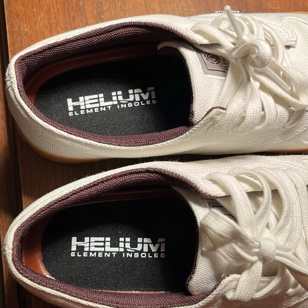 NWOT element men’s size 9 white canvas shoes with gum soles. Never worn. NWOT - Picture 3 of 7